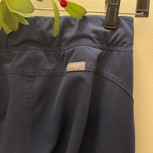FIGS Kade Cargo scrub pants in Navy Blue, Size XS - Picture 10 of 11